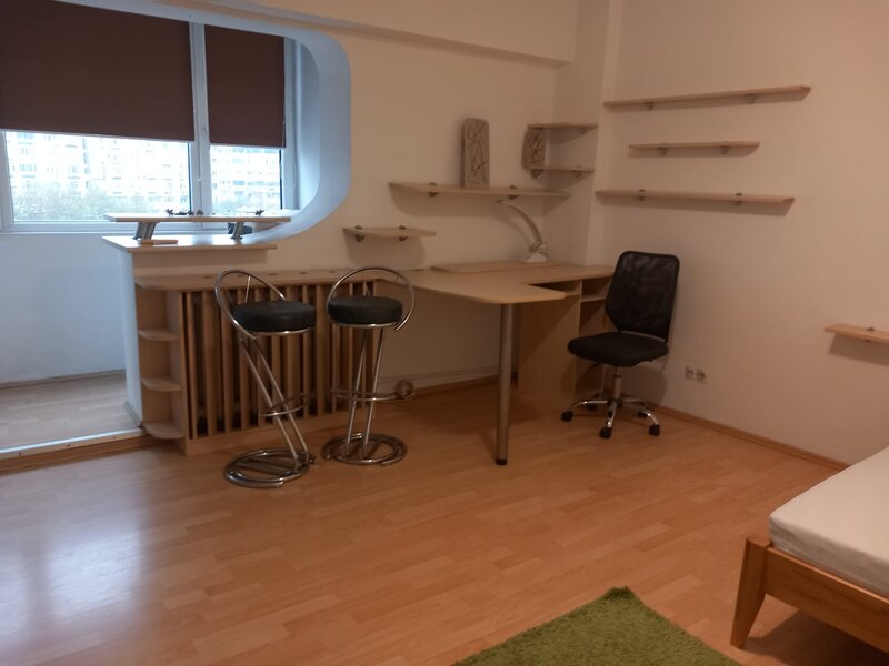 Decebal, Calea Calarasi, Muncii, metrou 3 minute.