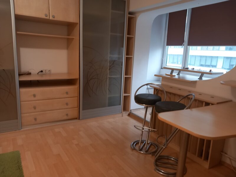 Decebal, Calea Calarasi, Muncii, metrou 3 minute.