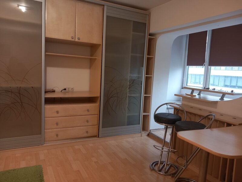 Decebal, Calea Calarasi, Muncii, metrou 3 minute.