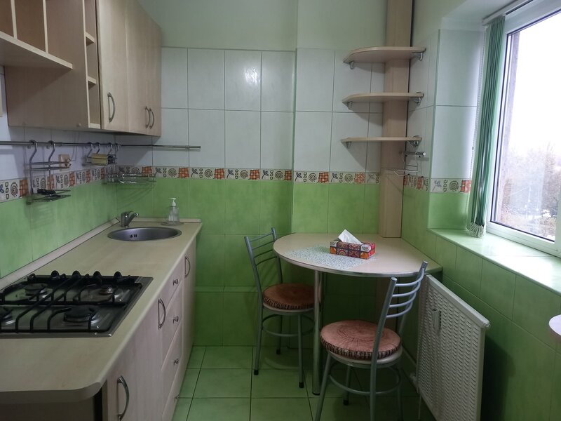 Decebal, Calea Calarasi, Muncii, metrou 3 minute.